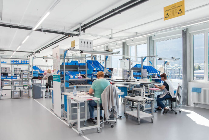 Ablageboden und Behälter Vario-Tisch ERGO-line ERGO-Vario Tisch mit Ablageböden und Lagersichtkästen